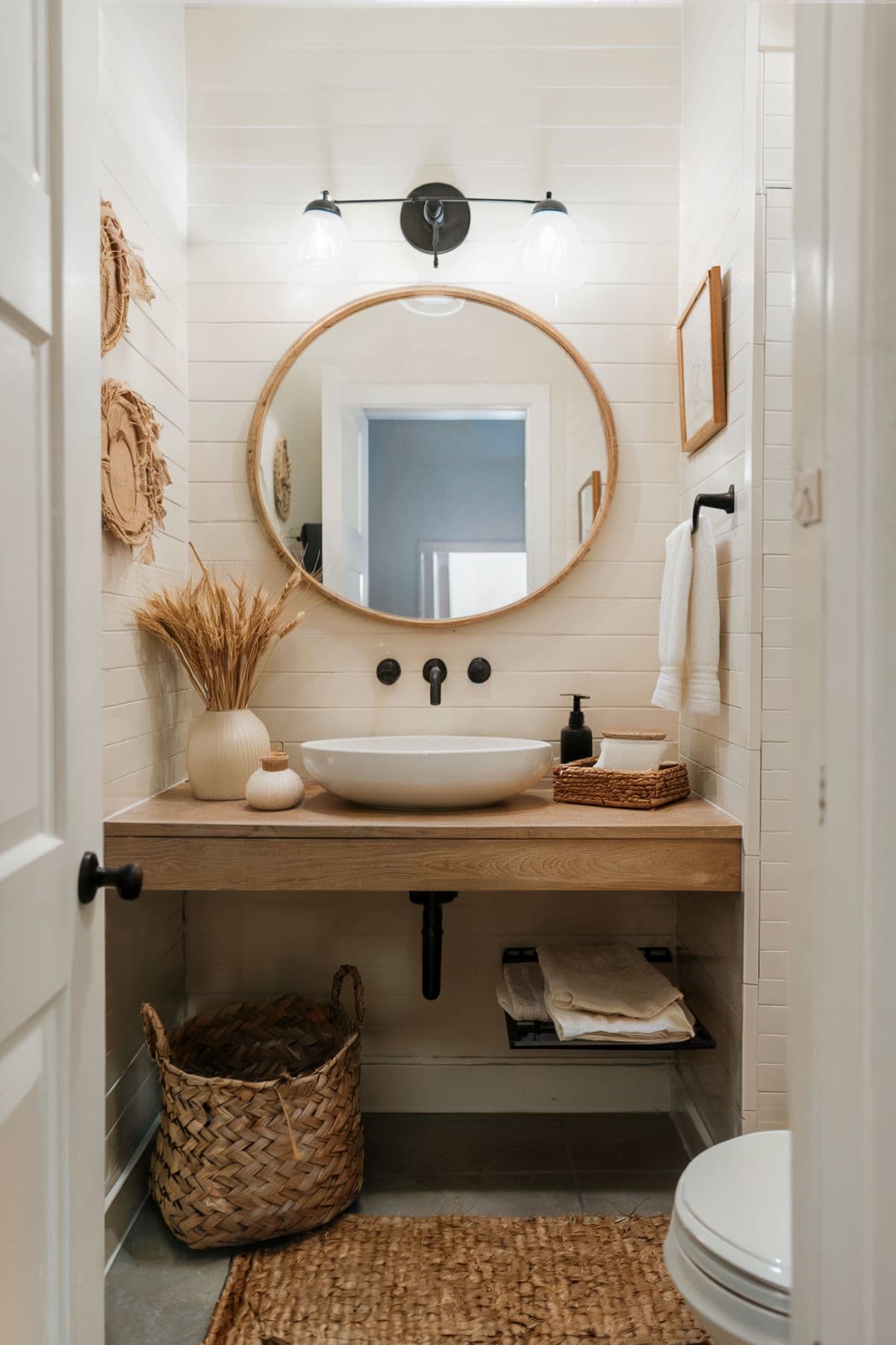 Neutral fall decor in small bathroom with beige tones
