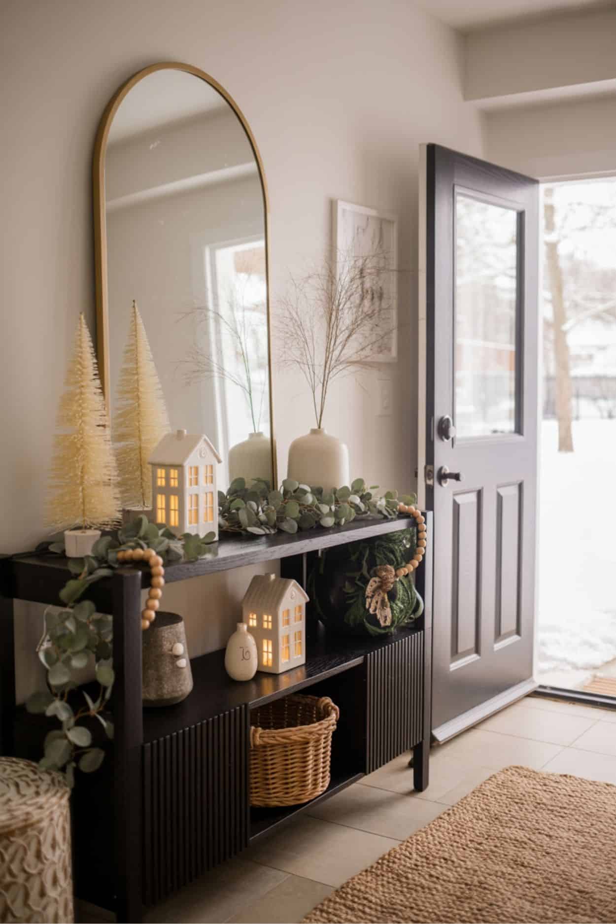 15 Festive Christmas Entryway Decor