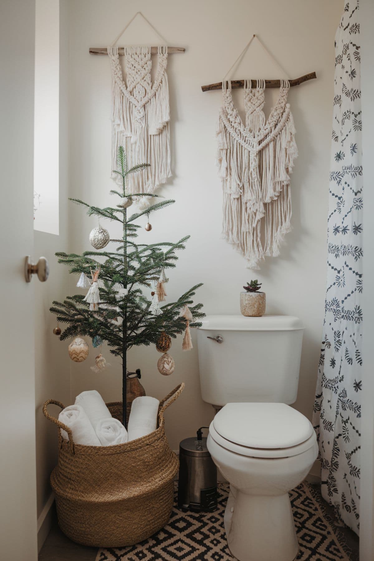 15 Festive Christmas Bathroom Decor Ideas You'll Love