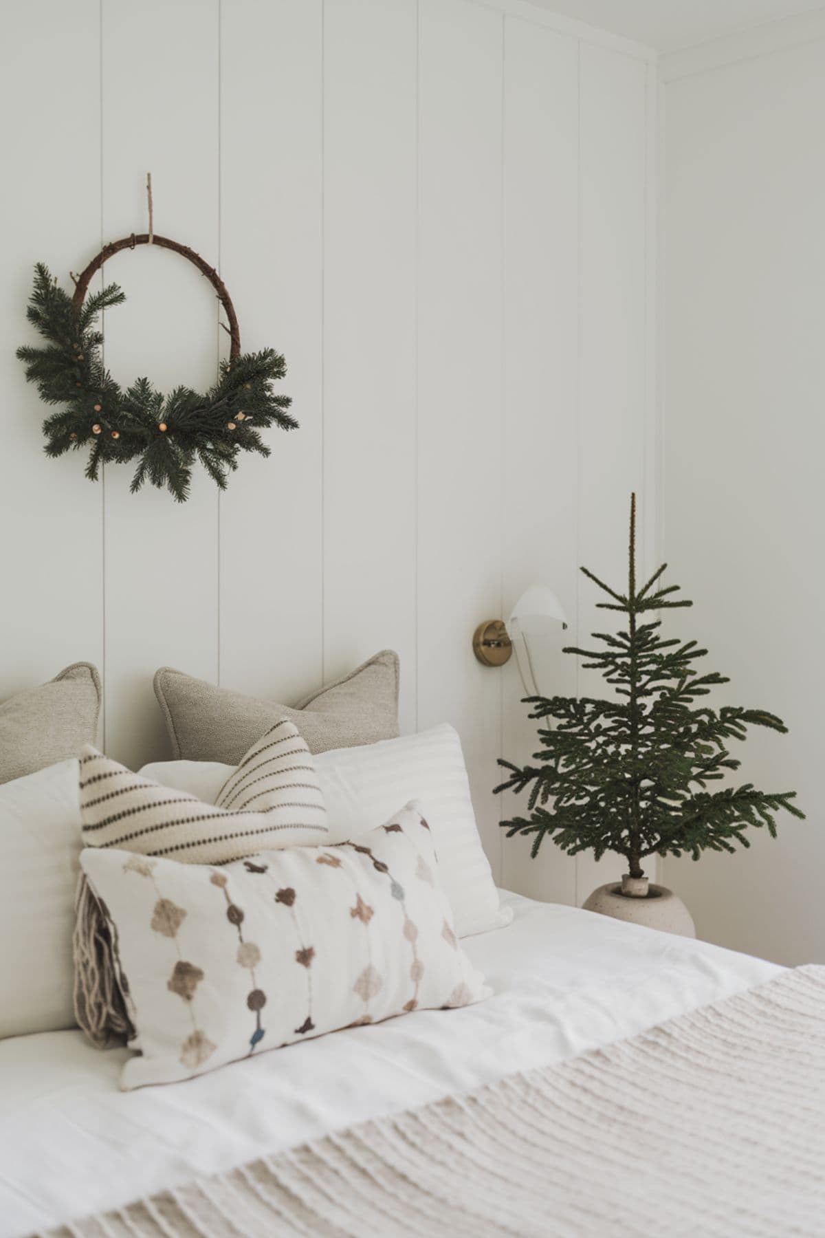 15 Beautiful Christmas Bedroom Decor Ideas You'll Love