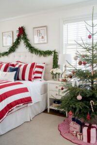 15 Beautiful Christmas Bedroom Decor Ideas You'll Love