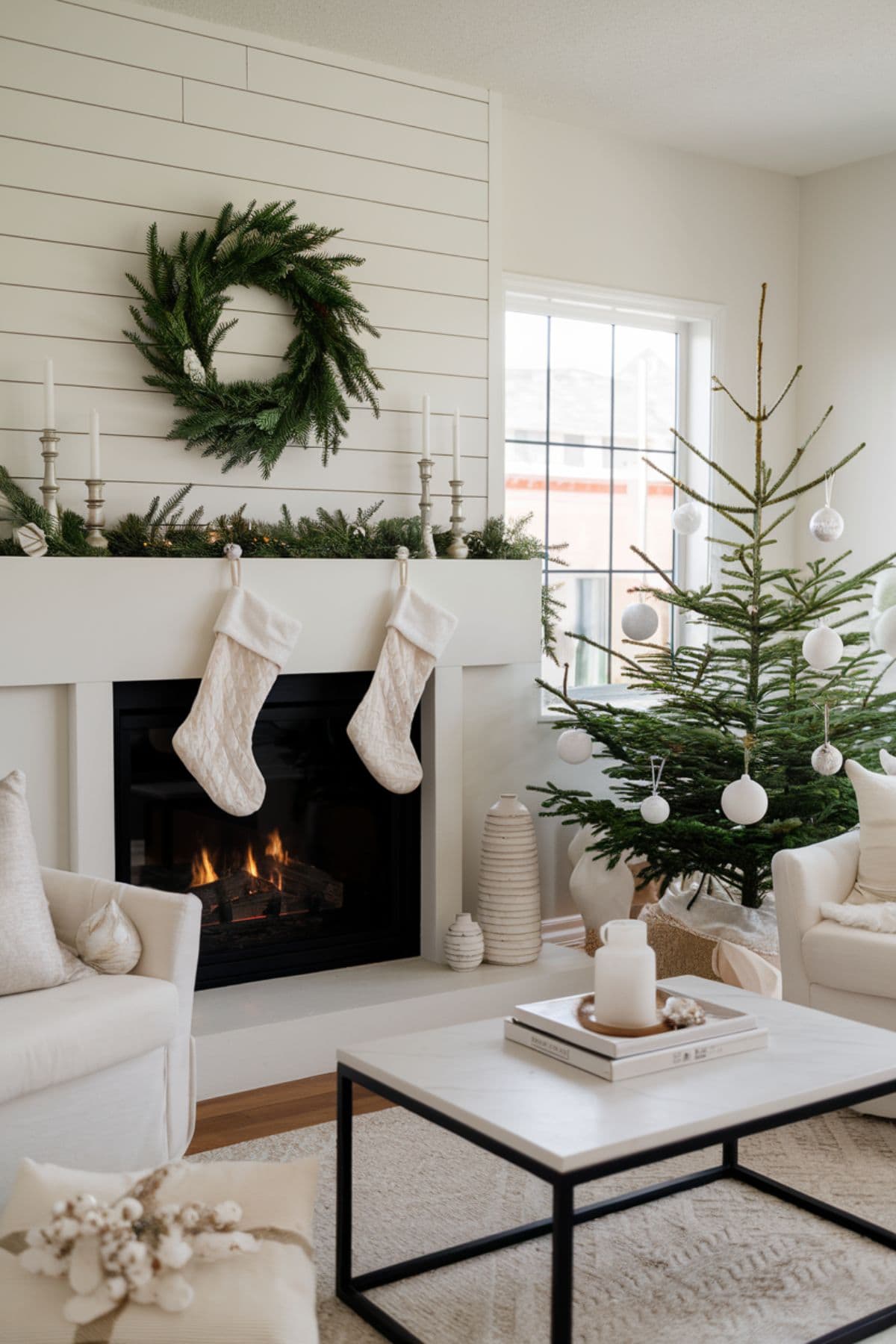 15 Christmas Living Room Decor Ideas You'll Love