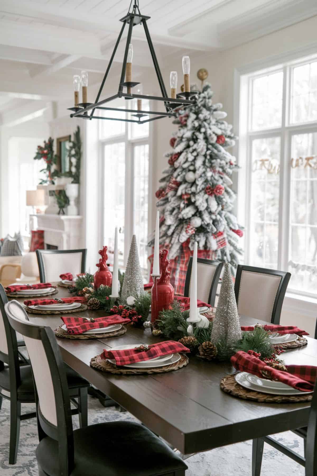 15 Festive Christmas Dining Room Decor
